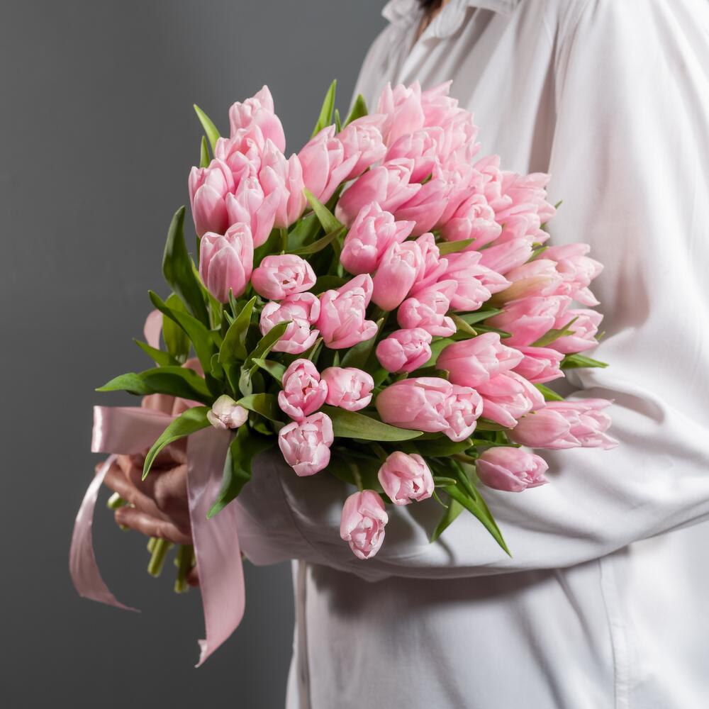 Розовые тюльпаны — свежие цветы с доставкой