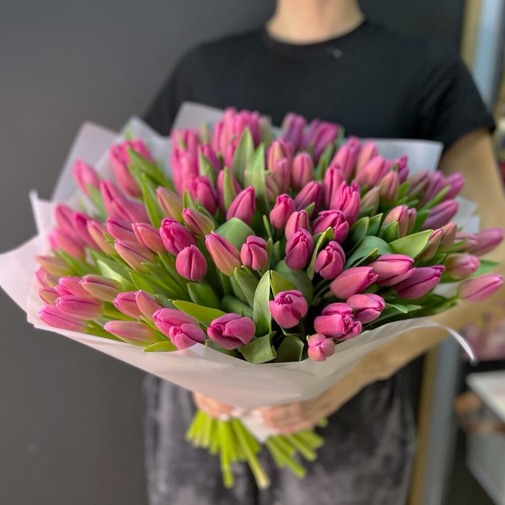 Розово-белые тюльпаны — свежие цветы с доставкой